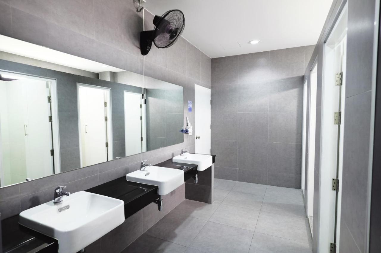 Wayha Hostel Don Mueang Airport Банкок Екстериор снимка
