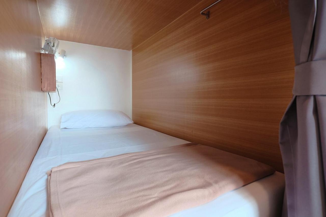 Wayha Hostel Don Mueang Airport Банкок Екстериор снимка