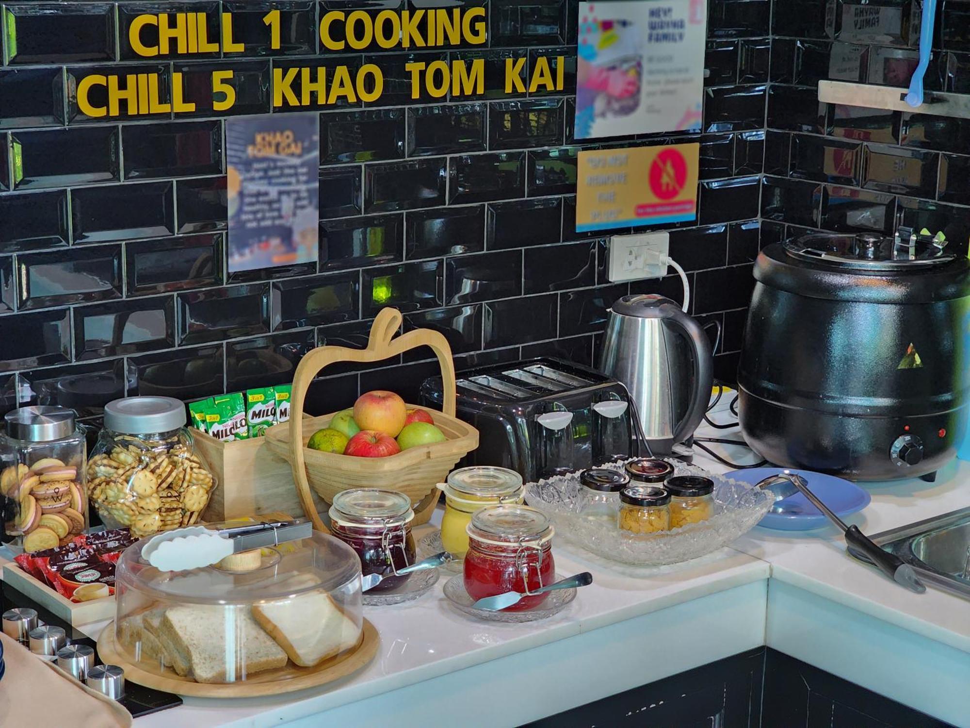 Wayha Hostel Don Mueang Airport Банкок Екстериор снимка
