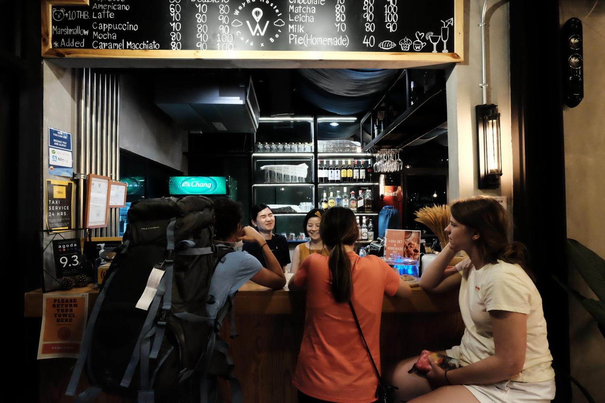 Wayha Hostel Don Mueang Airport Банкок Екстериор снимка