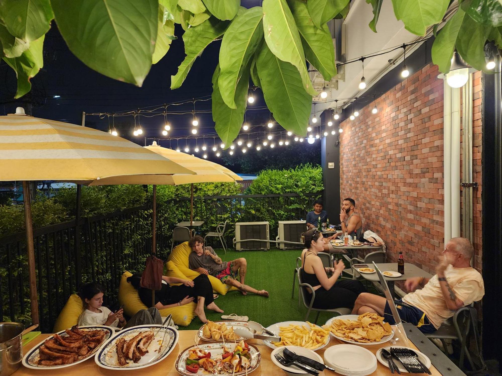 Wayha Hostel Don Mueang Airport Банкок Екстериор снимка
