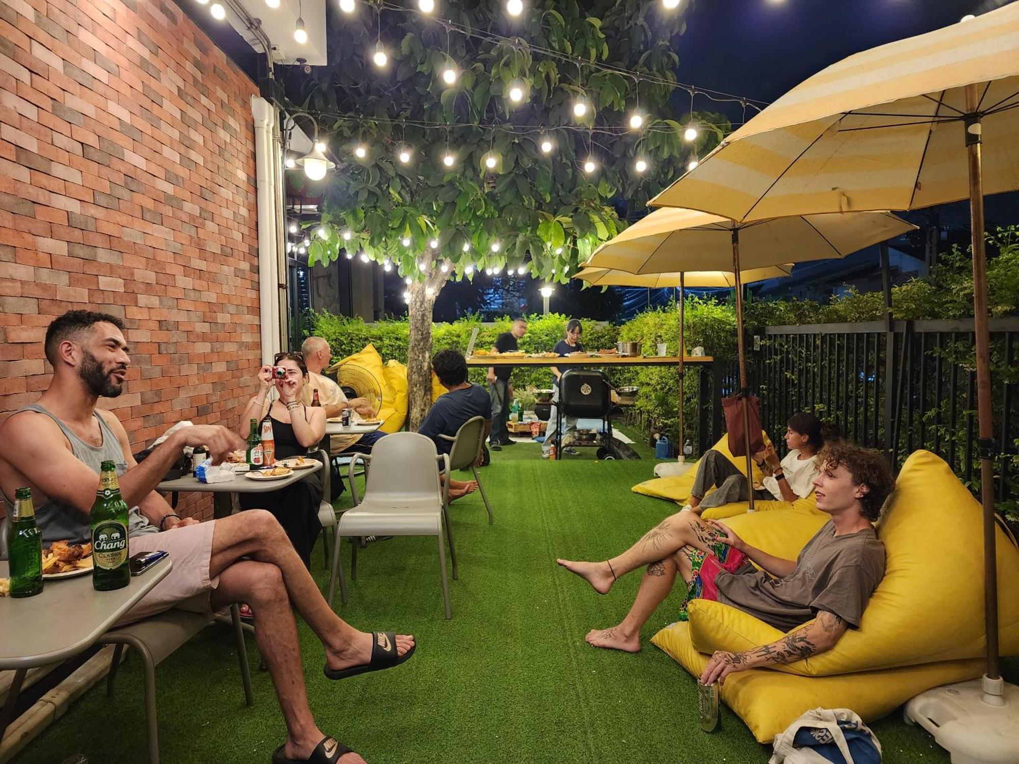 Wayha Hostel Don Mueang Airport Банкок Екстериор снимка