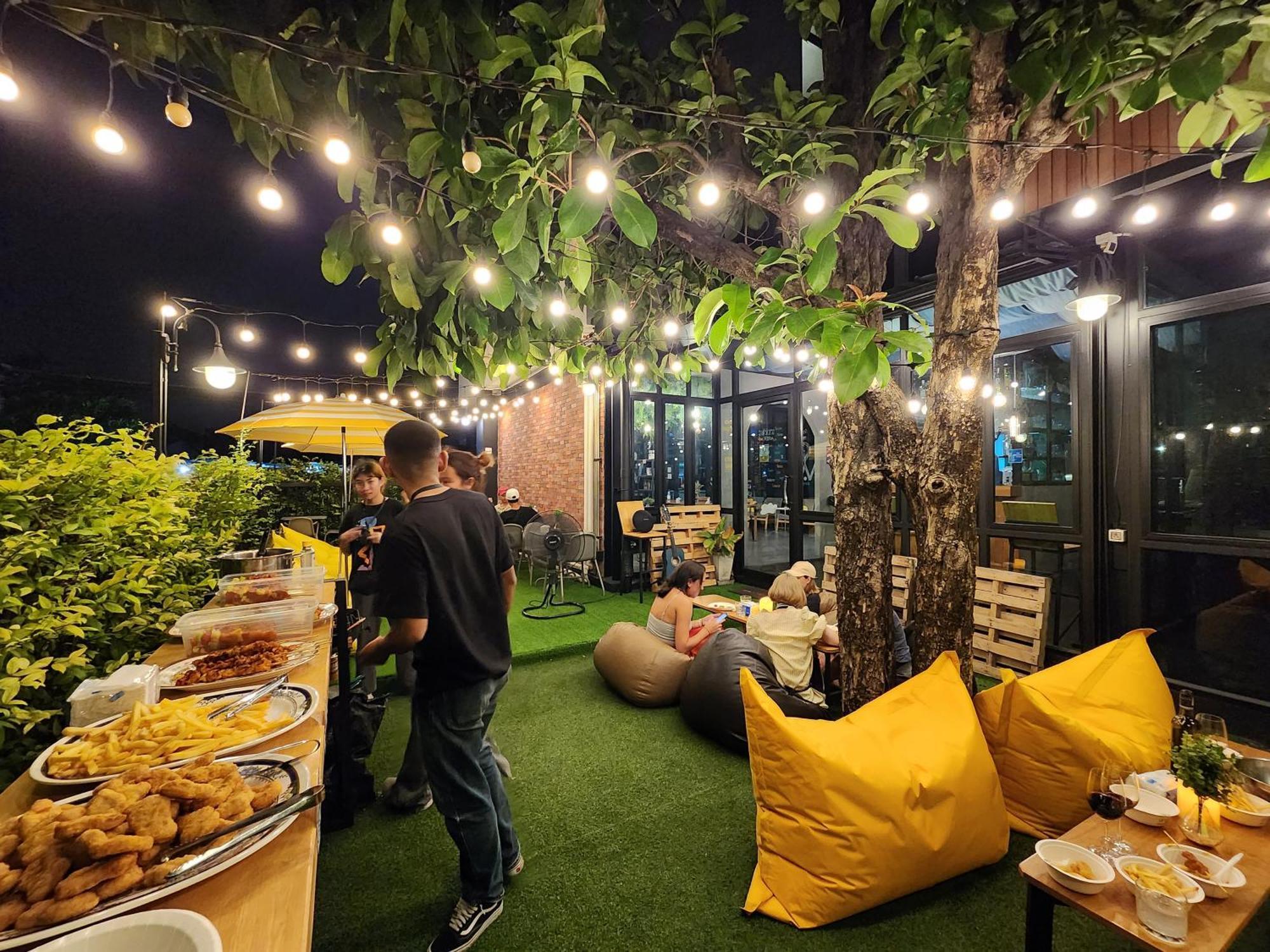 Wayha Hostel Don Mueang Airport Банкок Екстериор снимка