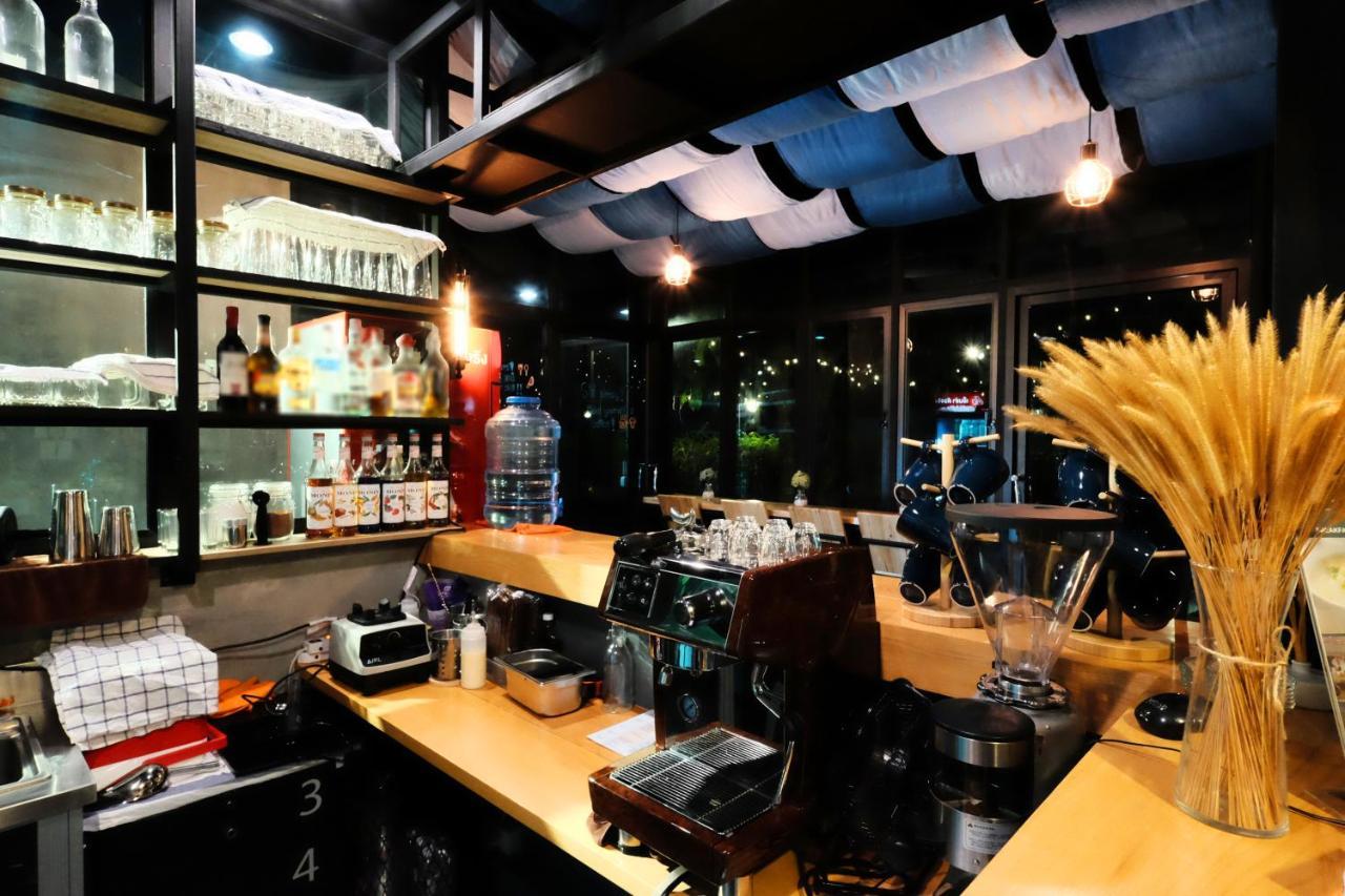 Wayha Hostel Don Mueang Airport Банкок Екстериор снимка