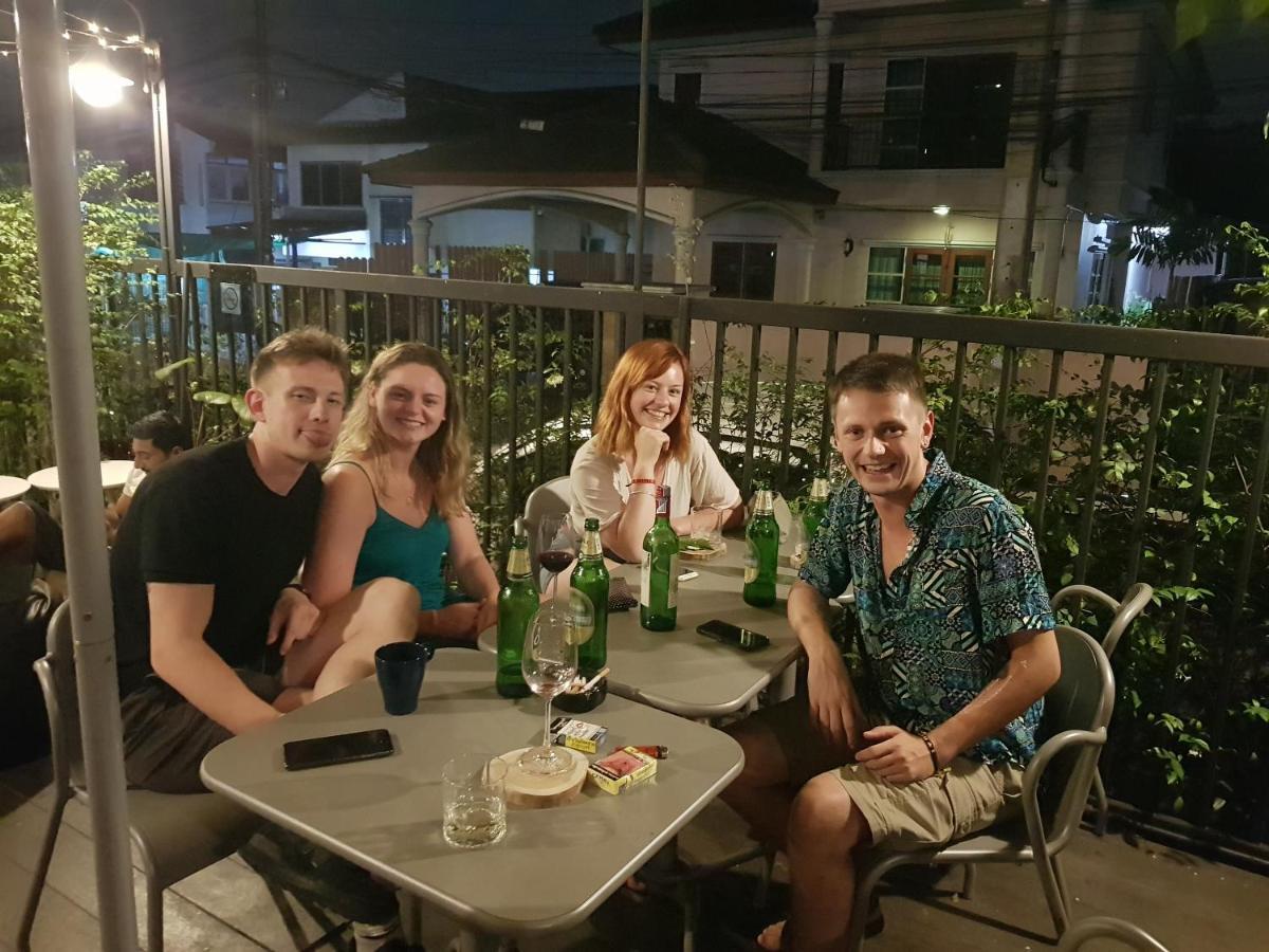 Wayha Hostel Don Mueang Airport Банкок Екстериор снимка